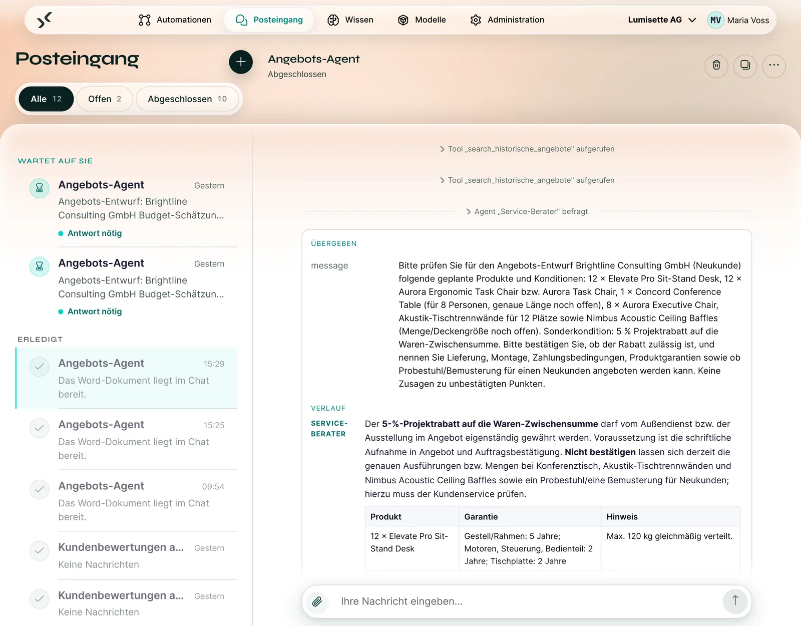 Im Chat aufgeklappter Aufruf des Agenten „Service-Berater“ mit Übergabe und Antwort.